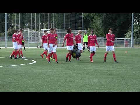 Voor aanvang vv Bennekom JO17-1 -  vv DOVO JO17-1.