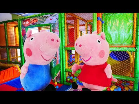 I giocattoli di Peppa Pig. Peppa e George puliscono la casa delle bambole. Giocattoli per bambini