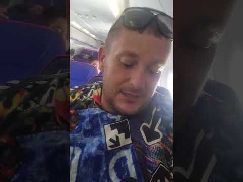 Vuk M. Djuricic se izivljava u avionu Taskent Abu Dabi