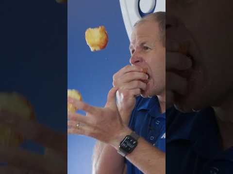 Most bites taken from three apples whilst juggling in one minute - 198 by David Rush 🍎