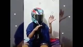 Download lagu Bocah ngapa ya ? Joget aneh pake helm nih cewek mp3