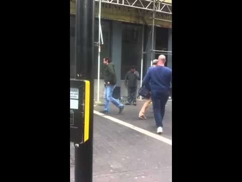 Cool kille dansar på gatan i London