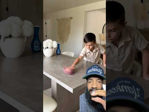 Ayudo a su madre en la casa