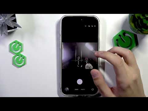 How do I use Center Stage, Auto Zoom, and Rotate on the iPhone 17 Pro Max selfie camera?