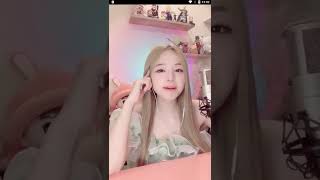 Download lagu Đợi em xíu cái áo này khó chịu quá mp3