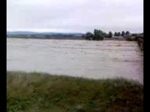 Apa sucevei la podul din Milisauti