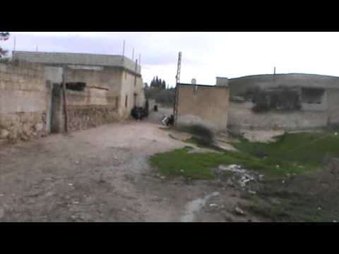 تمركز عناصر كتيبة أبو عبيدة بن الجراح في محيط أحد مقرات النظام في بلدة لطمين في ريف حماة