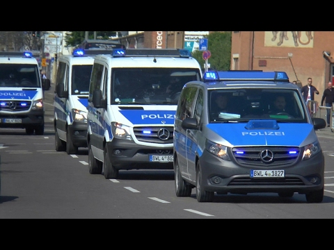 Einsatzfahrten der Polizei beim Derby VfB Stuttgart gegen den Karlsruher SC am 09.04.2017