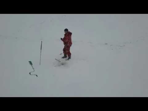 Поймал леща!!! Видеонаблюдение с квадрокоптера за рыбаками. Зимняя рыбалка сверху.