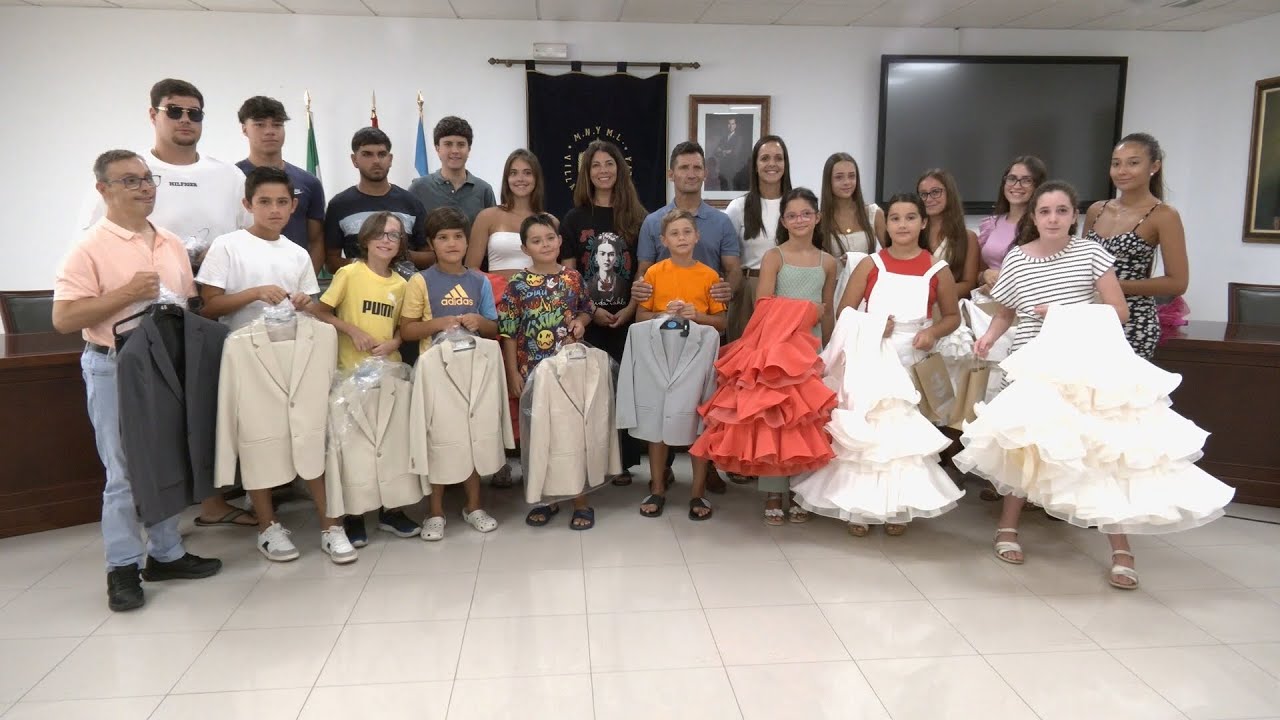 Entrega de trajes a las reinas, damas, finalistas y místeres