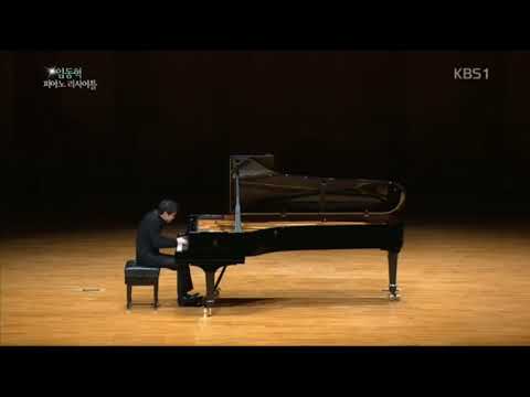 Beethoven Moonlight Sonata 3rd Movement played by 24 pianists