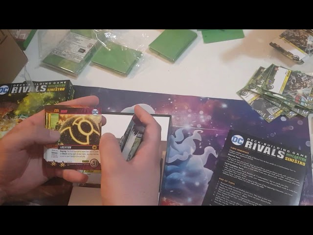 Vídeo relacionado con Cryptozoic Entertainment CZE02759 DC Comics - Juego de construcción de Barajas (Green Lantern VS Sinestro), Multicolor