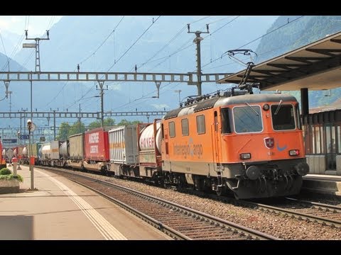 Bahnverkehr in Silenen und Erstfeld am 2.7.11 - Interregio-Cargo Re 4/4
