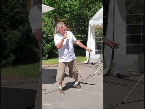 Standa Hložek zpívá hit Bílá královna