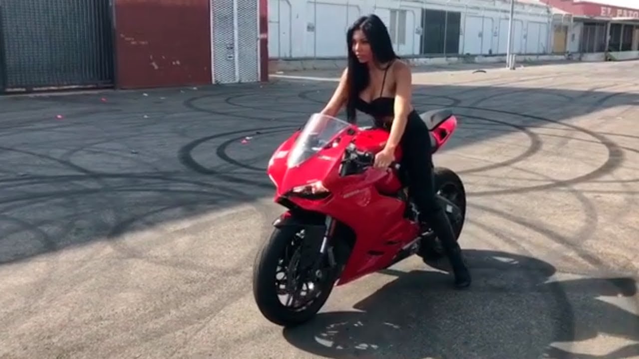 Qué esperan las chicas cuando se suben a una motocicleta?