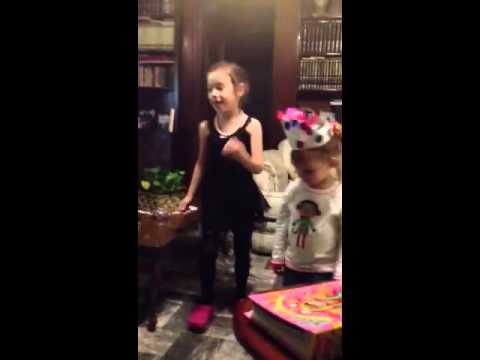 Una mosca parada en la pared