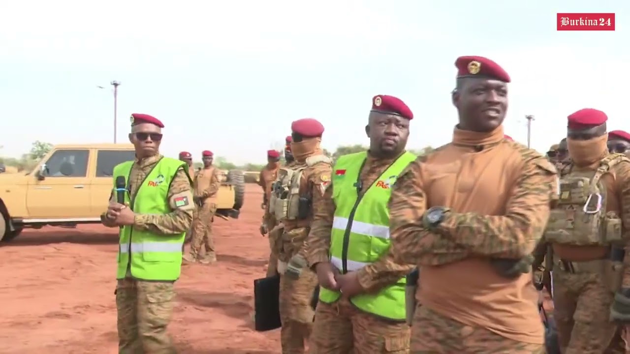 Le Capitaine Ibrahim Traoré remet du matériel lourd pour accélérer le développement du pays