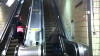 besoffener läuft Rolltreppe hoch *Mrbestfail*