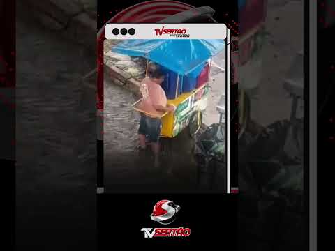 Vídeo de ambulante trabalhando sob forte chuva em Goiânia emociona as redes sociais
