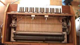 Video thumbnail for Mellotron M300 - Mécanisme des banques sons et rythmes by MuStudio