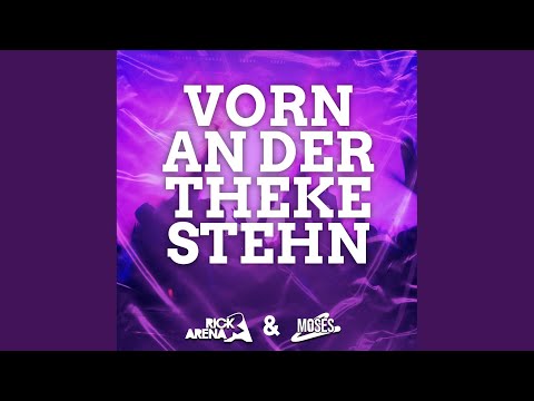 Vorn an der Theke stehn