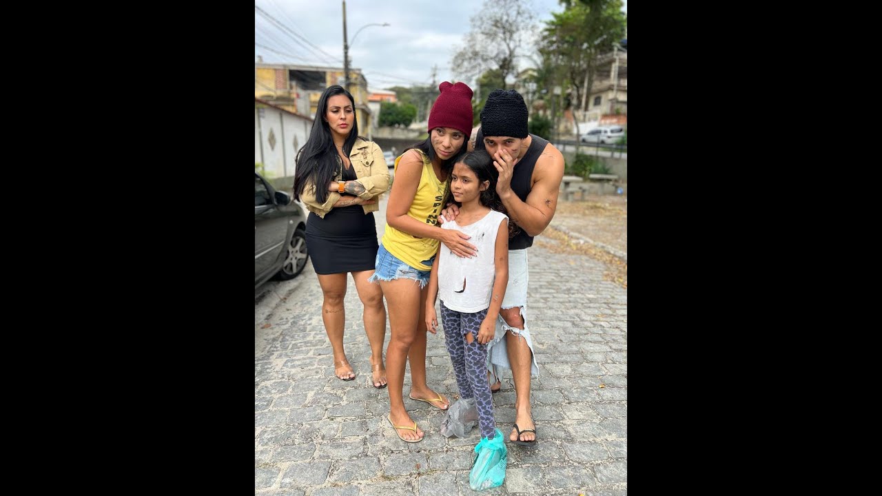 Menina de rua teve esperança graças aos sapatos feitos de SACOLA.