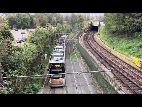 Passing a T4000 a Li. 7 to Heizel Station in Brussel on the Bridge