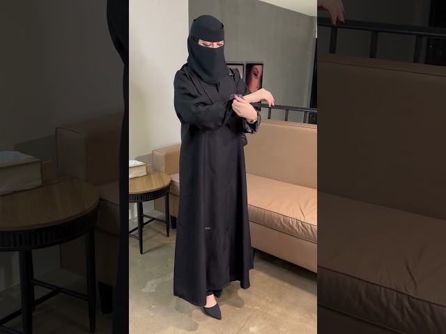 عباية بياقه رسمية واكمام ملونة