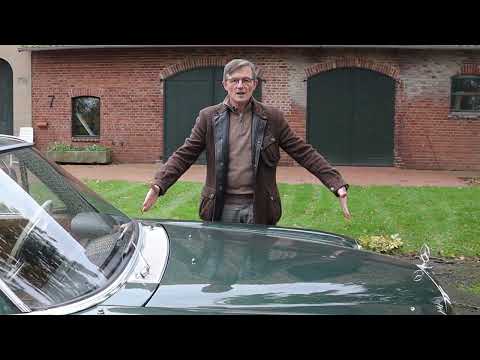 The Doc drives (episode 21) in a 1971 Mercedes-Benz 250C (W114).