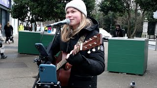 Vicka Showcases her Exceptional Original Material with Lele da Cuca 