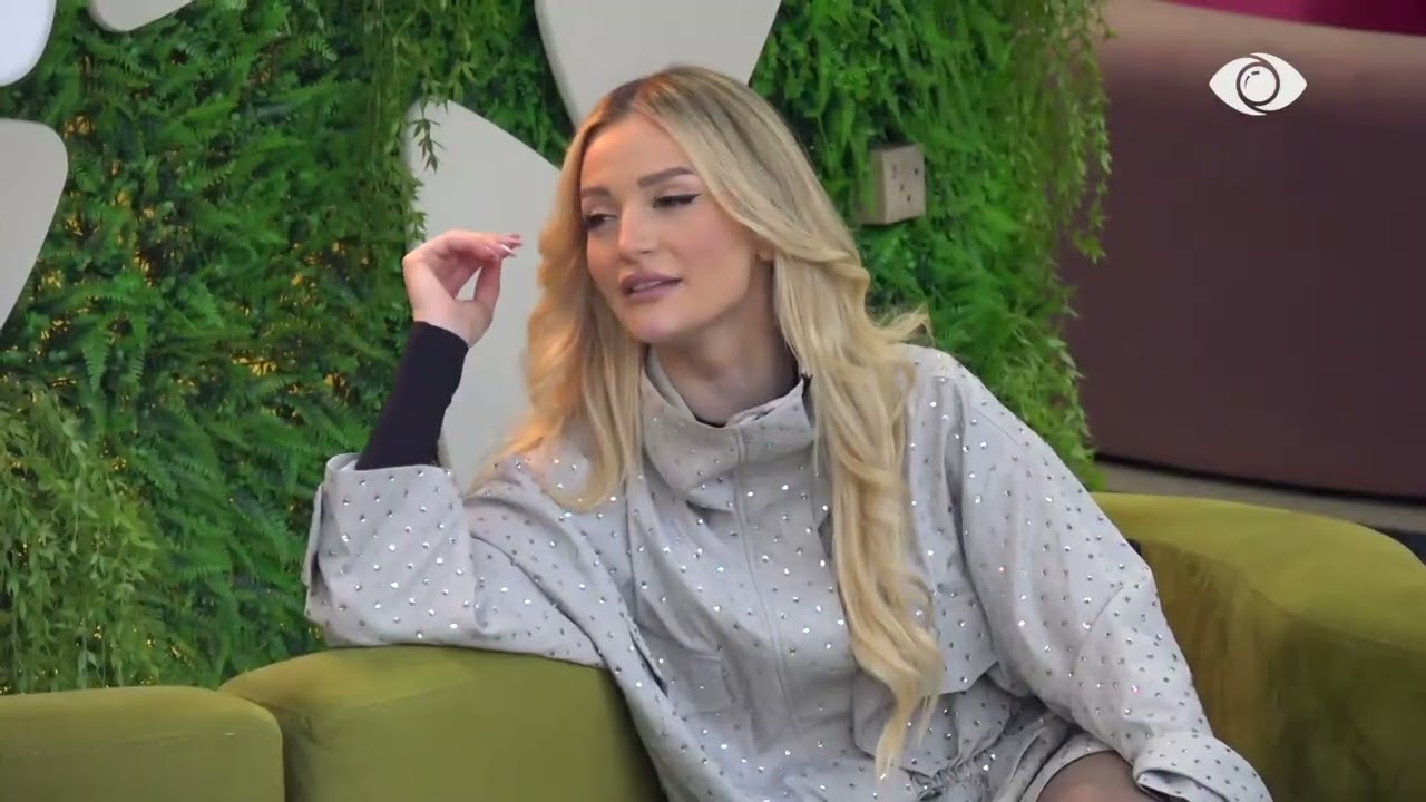 Shko shit një bluzë, këndo dhe një baladë/ Vijon debati mes Selin dhe Juelës