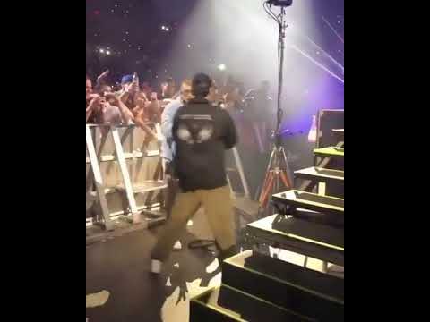 bad bunny saludando a sus fans🖤👁🖐