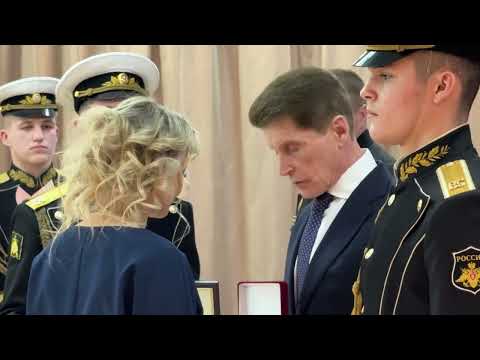 Звёзды Героев России вручили семьям участников СВО в Приморье.