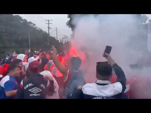 "Hinchada de Nacional prévio el partida de Copa Libertadores ante Internacional" Barra: La Banda del Parque • Club: Nacional