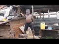 Mtoto Amwaga Viuno Vya Popo