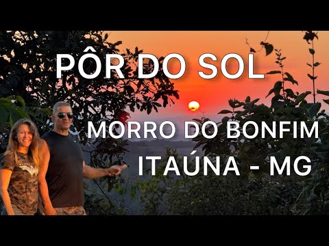 PÔR DO SOL NO MORRO DO BONFIM EM ITAÚNA, MINAS GERAIS