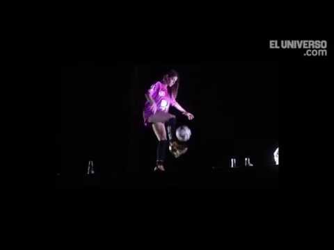 La reina del Balón Fiorella Castillo durante la presentación del uniforme de Independiente del Valle