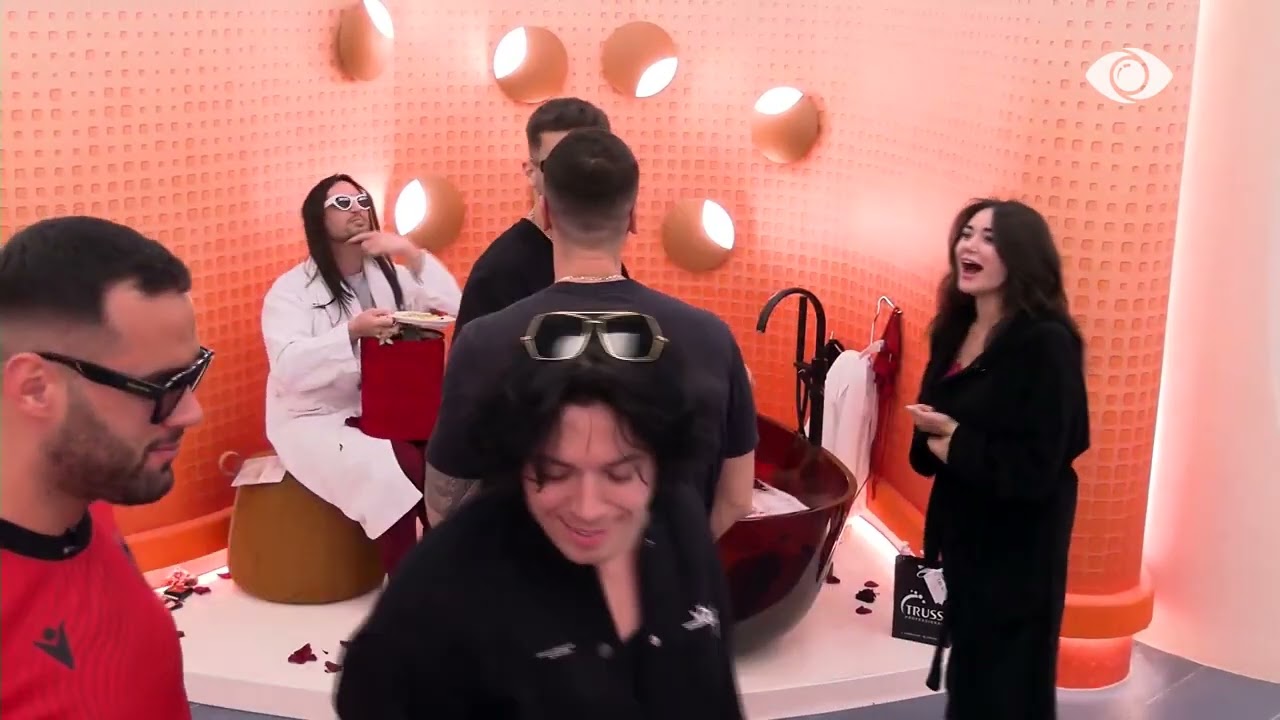 Shëndriti vendos paruke dhe bashkohet pranë Selin duke i hedhur trëndafila