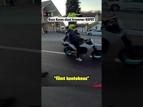 Boze Karen slaat brommer KAPOT