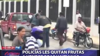 Policía les quitan frutas a vendedoras haitianas
