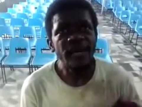 Mendigo (Antenorgenes) Entra na Igreja e solta A Voz.Emocionante