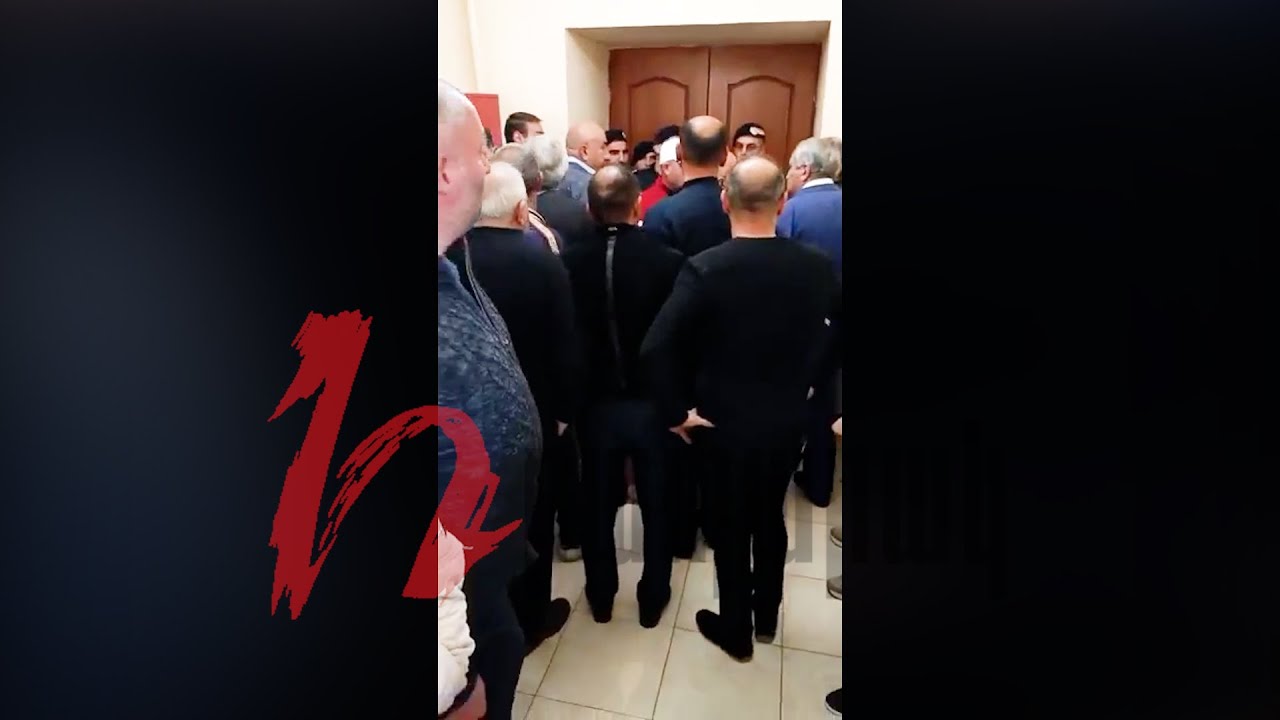 Ուժայինները փորձում են դուրս բերել Գյումրու քաղաքապետին