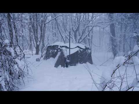 Heißes Zeltcamping im Tiefschnee