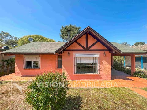 Venta de Casa en Santa Lucia del Este: 2 Dorm. y Baño, más Apto. 1 Dorm. y Baño. Estufa a Leña, Parrillero, Jardín, Fondo, Cochera Porsche, Cerco. 554 m2 de Terreno, 125 m2 construidos. a 150 mts de la Rambla. Se vende Totalmente Amueblada y Equipada