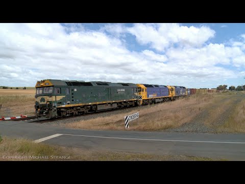 7902V Mildura Container Train At Railway Crossing (3/12/2021) - PoathTV Australian Railroads