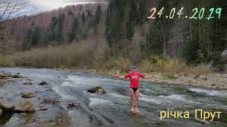 preview picture of video 'Моржування, купання в гірській річці Прут (вода +5)'