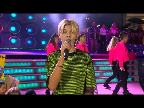 Theoz framför ett fartfyllt nummer med sin hit ”Theori” - Sommarkrysset (TV4)