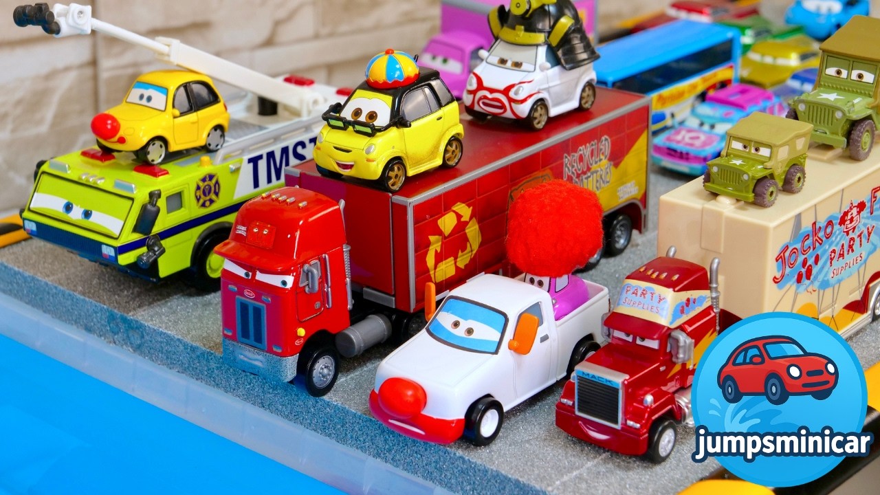 ディズニーカーズ🚘100台のミニカーを使って走行テスト♪青い水の中に入ってくよ