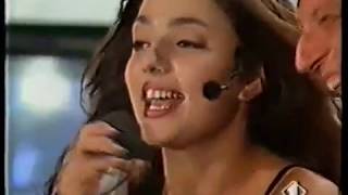 Ambra canta Che bisogno d&#39;amore al Festivalbar e riceve i  saluti di Vittorio Salvetti