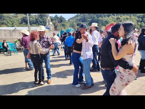 ASI SE DISFRUTAN LAS QUEBRADITAS EN MATAQUESCUINTLA BAILANDO DE CABALLITO 